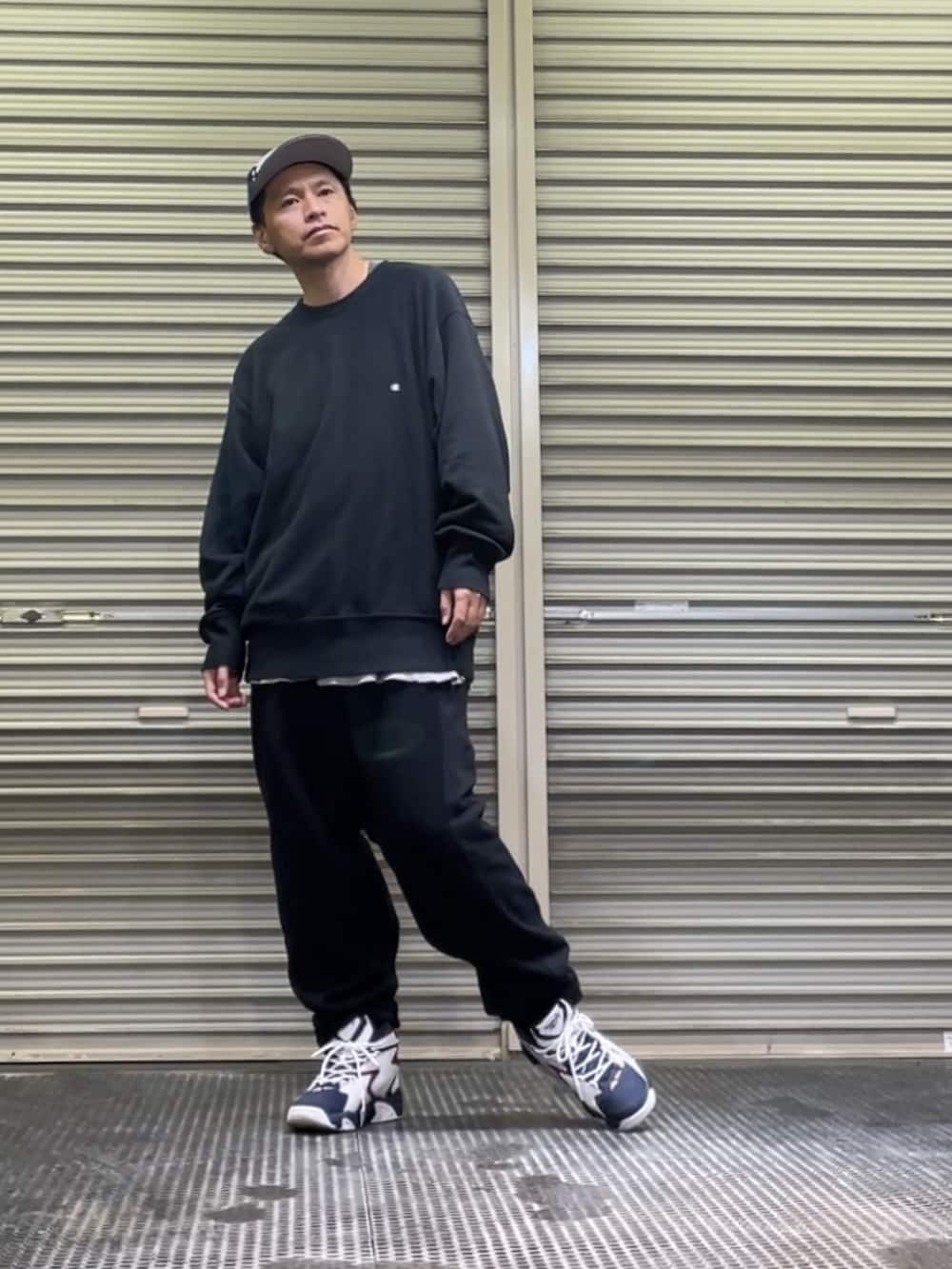 ホワイト系のスニーカー、ブラック系のその他パンツ、ブラック系のスウェットを着用したメンズの冬コーディネートの3枚目の写真