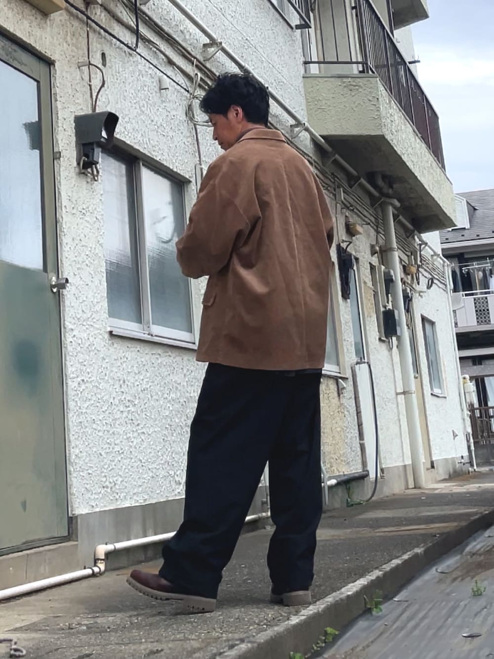 ブラウン系のブーツ、ブラック系のシャツ/ブラウス、ブラック系のその他パンツを着用したメンズの春コーディネートの2枚目の写真