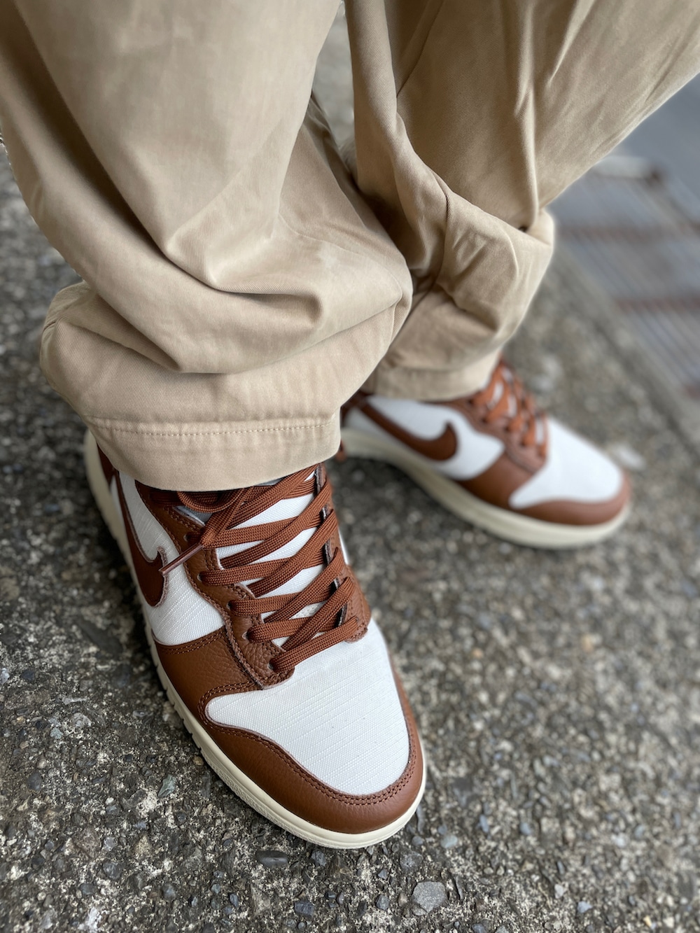 ブラウン系のスニーカー、ベージュ系のその他パンツ、ブラウン系のTシャツ/カットソーを着用したメンズの夏コーディネートの3枚目の写真