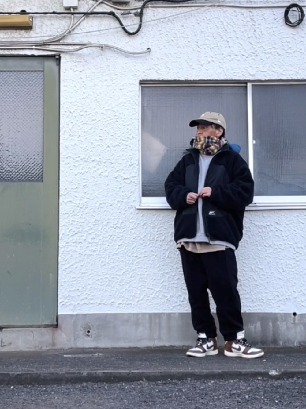 ブラウン系のスニーカー、ブラック系のその他パンツ、グレー系のスウェットを着用したメンズの冬コーディネートの2枚目の写真