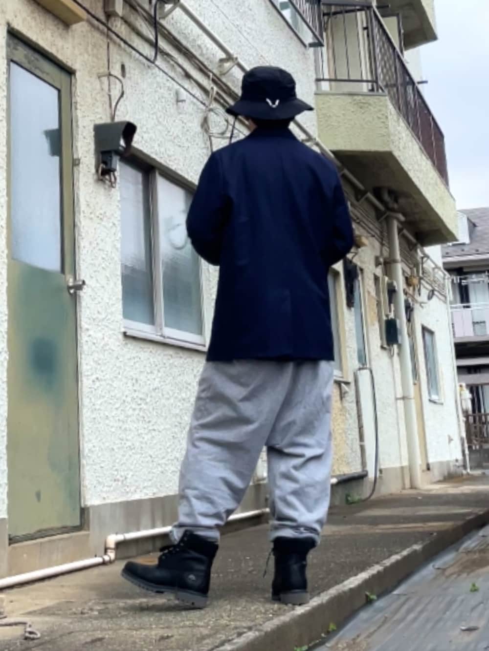 ブルー系のシャツ/ブラウス、ブルー系のネクタイ、ブラック系のブーツを着用したメンズの春コーディネートの2枚目の写真