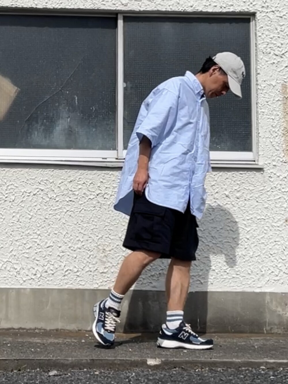 ブルー系のスニーカー、ブラック系のカーゴパンツ、ブルー系のシャツ/ブラウスを着用したメンズの夏コーディネートの2枚目の写真