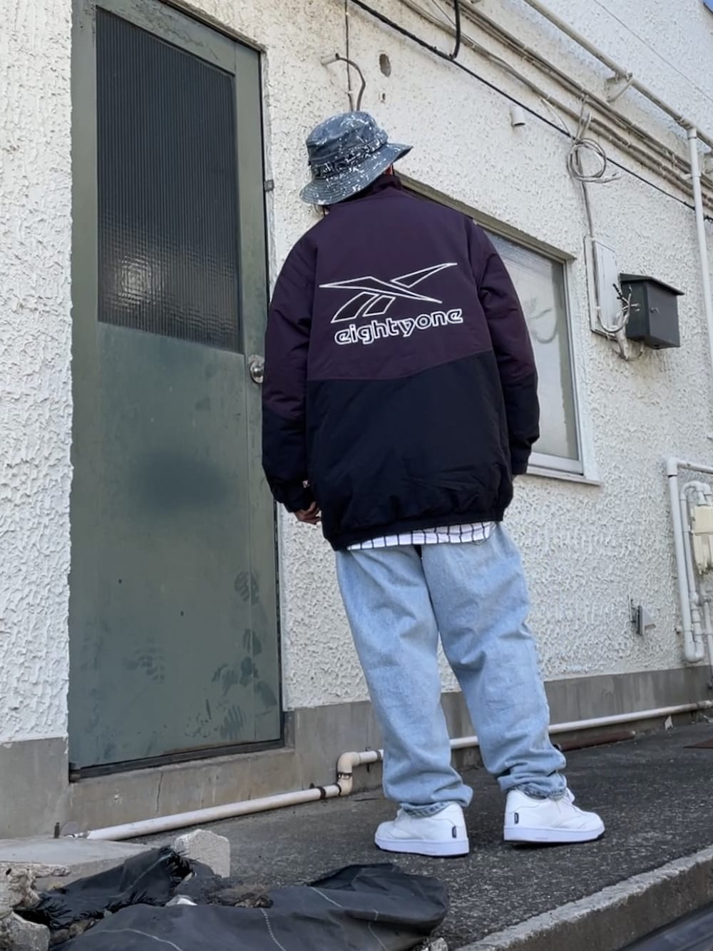 ホワイト系のスニーカー、ブルー系のデニムパンツ、その他のシャツ/ブラウスを着用したメンズの秋コーディネートの4枚目の写真