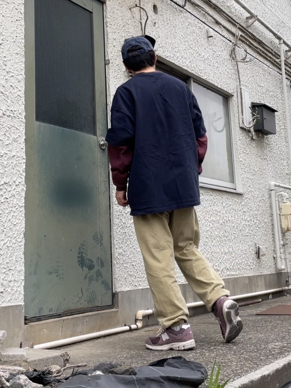 ブラウン系のスニーカー、グリーン系のスウェットパンツ、ブルー系のTシャツ/カットソーを着用したメンズの春コーディネートの2枚目の写真