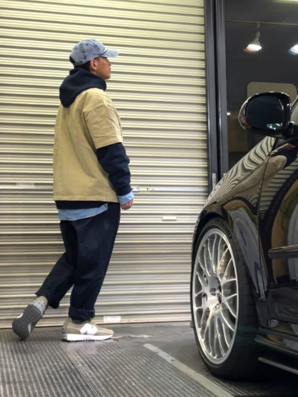 グリーン系のスニーカー、ブルー系のその他パンツ、グリーン系のTシャツ/カットソーを着用したメンズの冬コーディネートの2枚目の写真