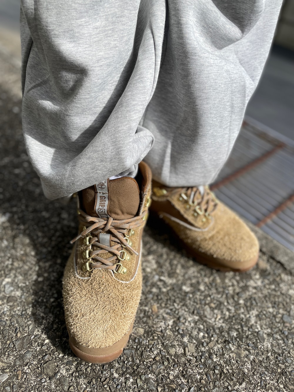 ブラウン系のブルゾン、ブラウン系のスウェット、グレー系のスウェットパンツを着用したメンズの秋コーディネートの4枚目の写真