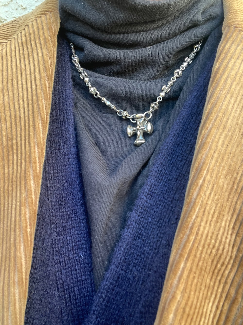 ブルー系のTシャツ/カットソー、ブルー系のスラックス、ブラック系のブーツを着用したメンズの冬コーディネートの4枚目の写真