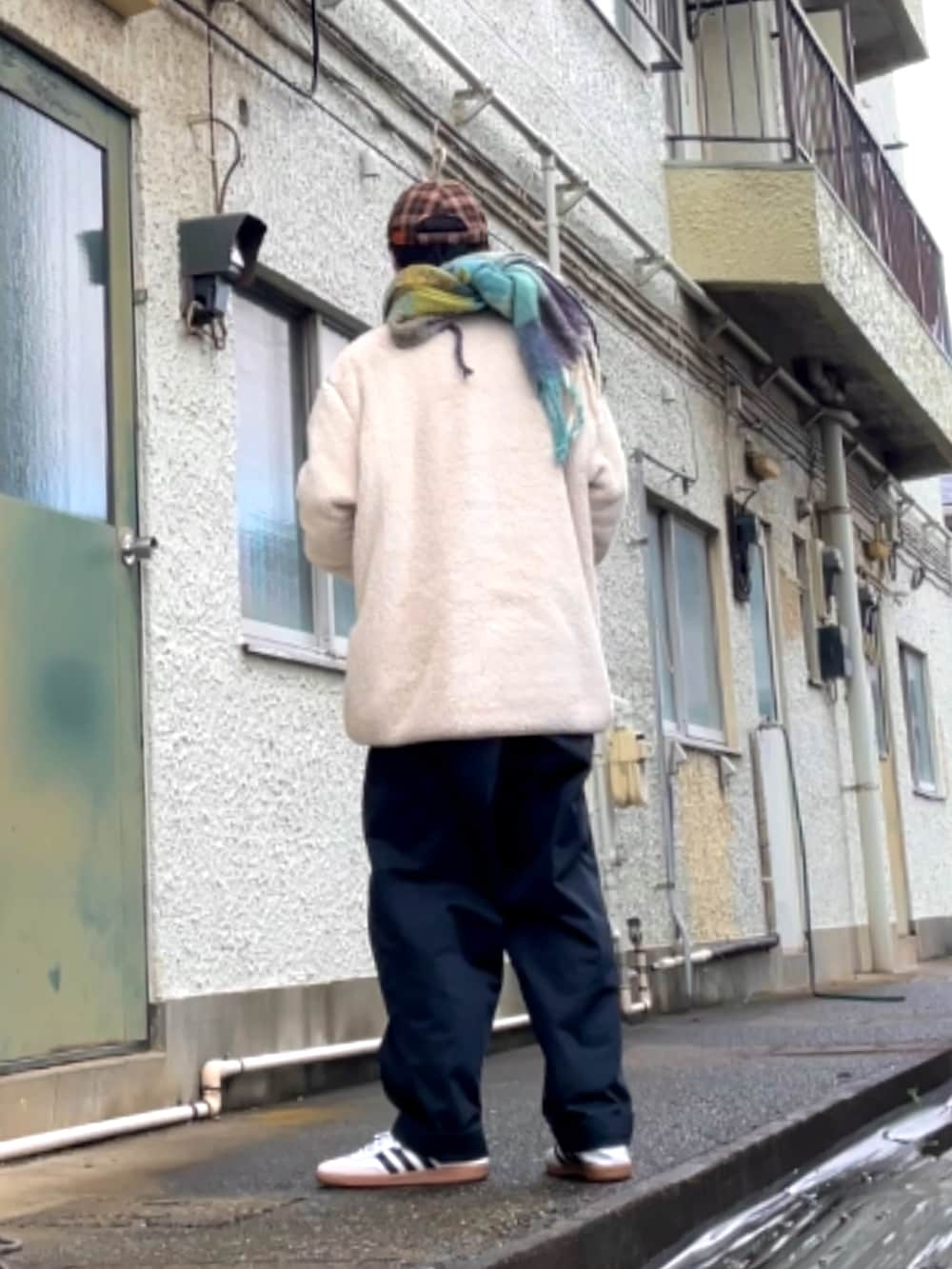 ホワイト系のスニーカー、ブルー系のその他パンツ、ベージュ系のトップスを着用したメンズの冬コーディネートの2枚目の写真