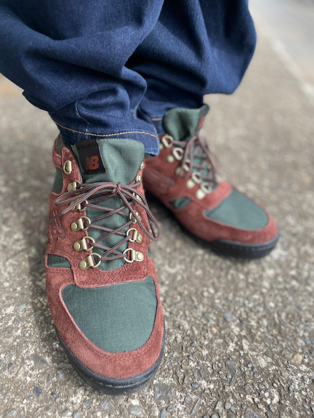 ブラウン系のスニーカー、ブルー系のデニムパンツ、ブルー系のTシャツ/カットソーを着用したメンズの春コーディネートの3枚目の写真