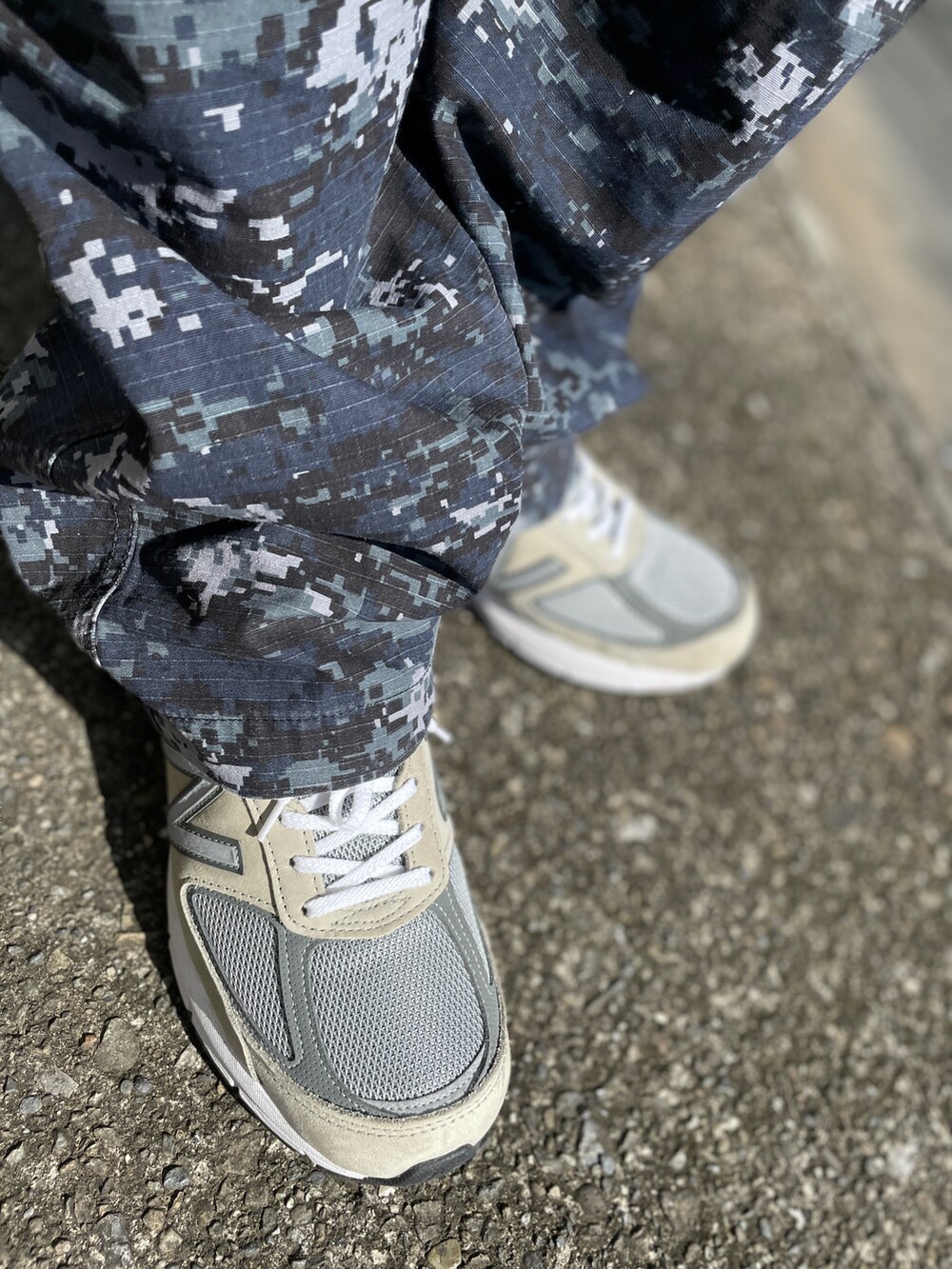 グレー系のスニーカー、ブルー系のその他パンツ、グレー系のTシャツ/カットソーを着用したメンズの秋コーディネートの3枚目の写真