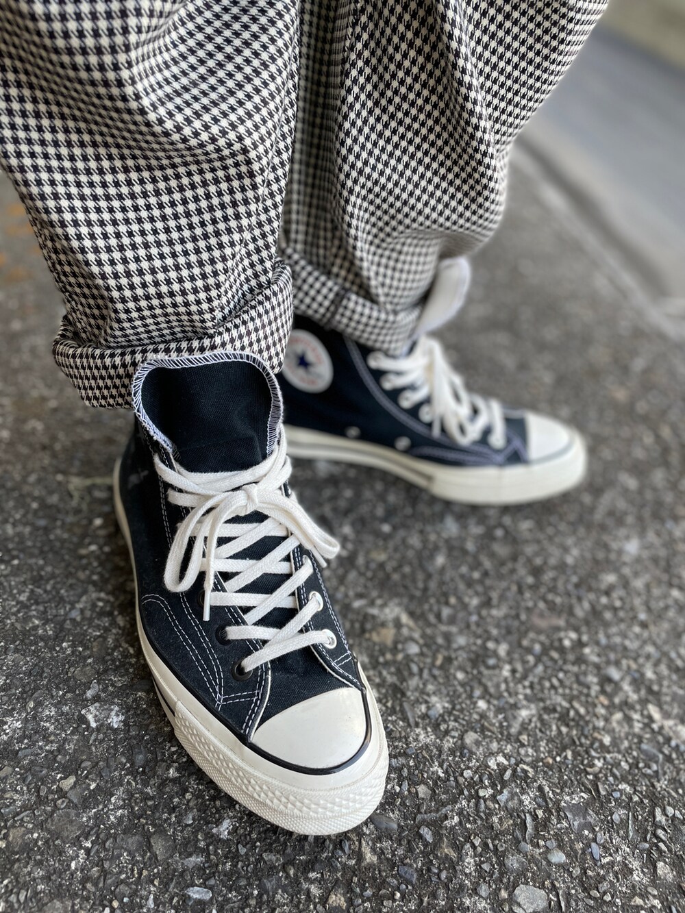 ブラック系のスニーカー、ベージュ系のその他パンツ、ブラック系のシャツ/ブラウスを着用したメンズの冬コーディネートの3枚目の写真