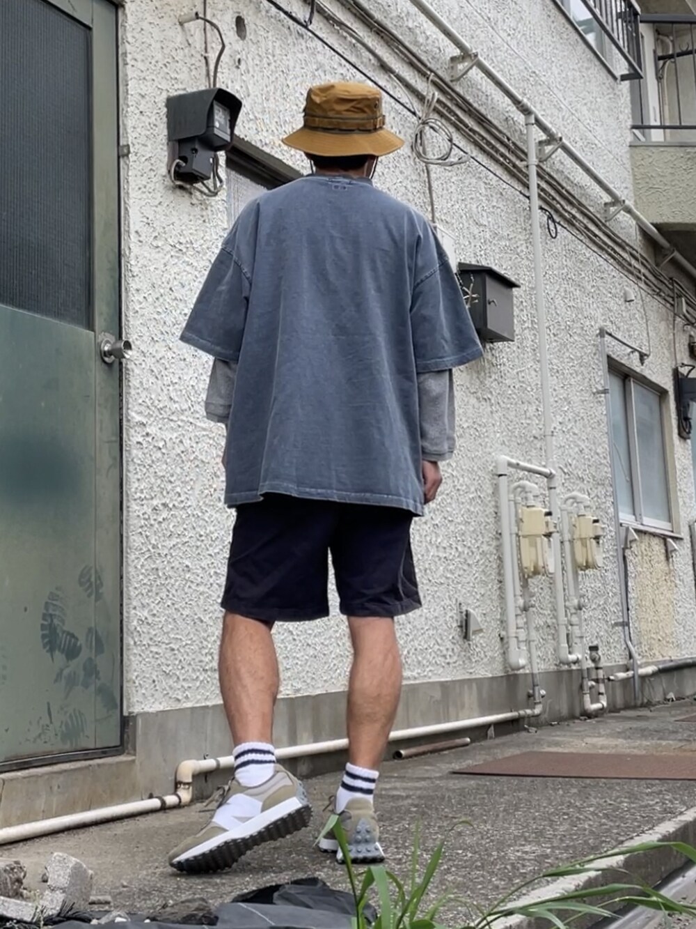 グリーン系のスニーカー、ブルー系のパンツ、ブルー系のTシャツ/カットソーを着用したメンズの春コーディネートの3枚目の写真
