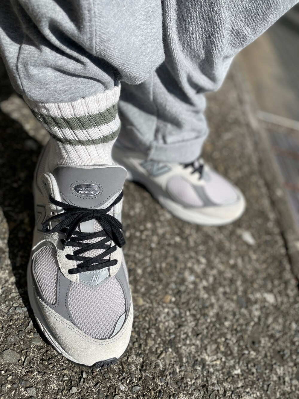 グレー系のスニーカー、グレー系のその他パンツ、ブラック系のTシャツ/カットソーを着用したメンズの秋コーディネートの4枚目の写真