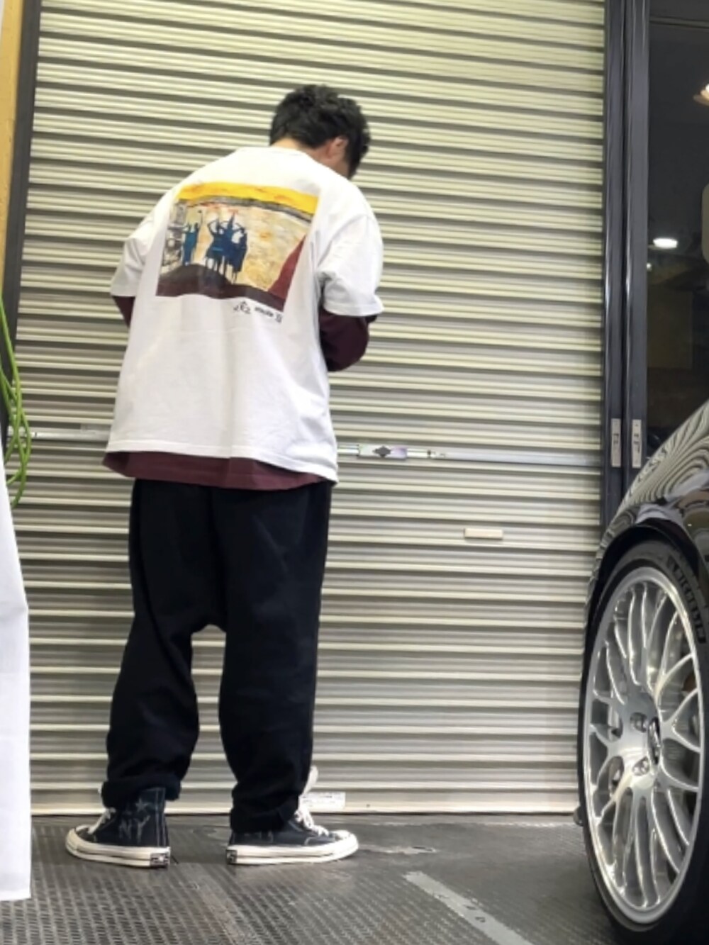 ブラック系のスニーカー、ブラック系のその他パンツ、ホワイト系のTシャツ/カットソーを着用したメンズの春コーディネートの4枚目の写真