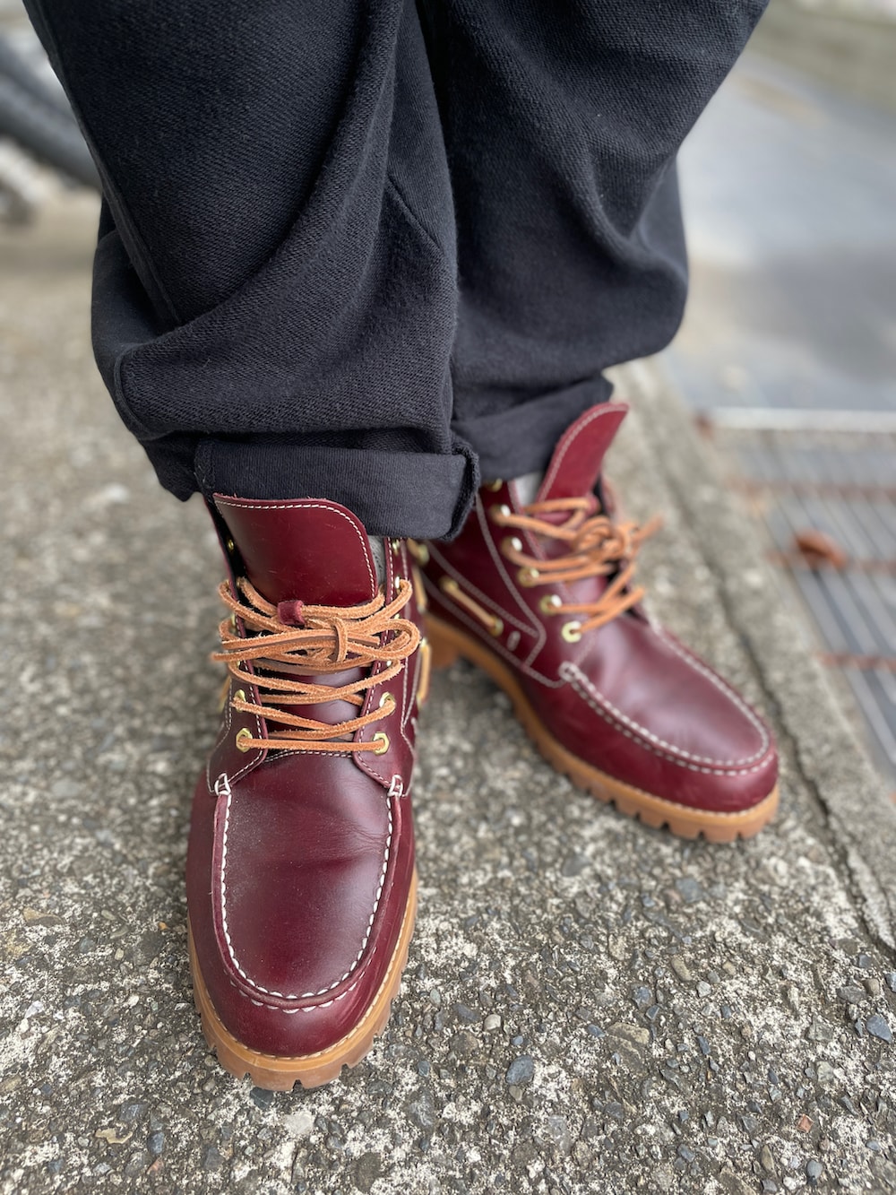 ブラウン系のシャツ/ブラウス、ブルー系のデニムジャケット、ブラック系のその他パンツを着用したメンズの秋コーディネートの3枚目の写真