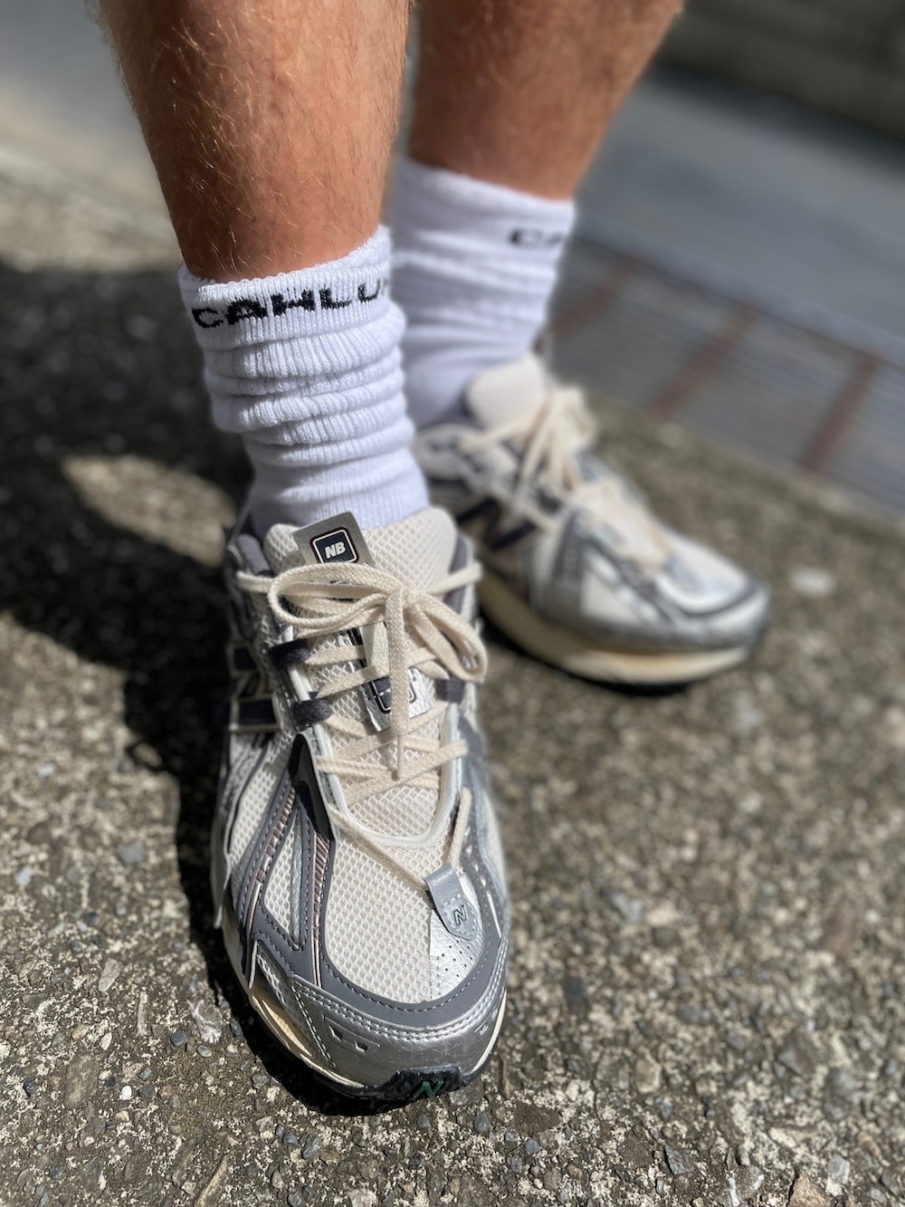 ホワイト系のスニーカー、グリーン系のカーゴパンツ、グリーン系のTシャツ/カットソーを着用したメンズの夏コーディネートの3枚目の写真