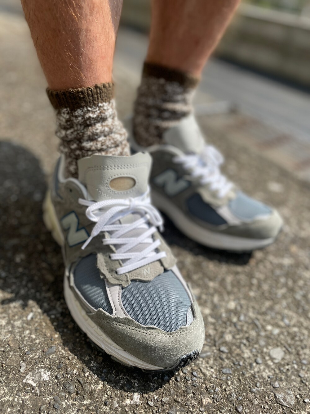 グレー系のスニーカー、グリーン系のカーゴパンツ、グレー系のTシャツ/カットソーを着用したメンズの夏コーディネートの4枚目の写真