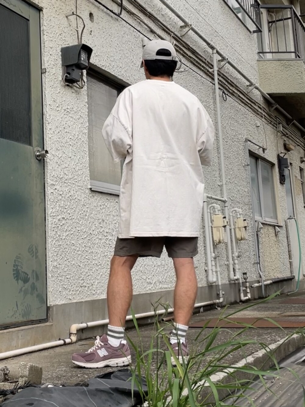 ブラウン系のスニーカー、ブラウン系のその他パンツ、ベージュ系のTシャツ/カットソーを着用したメンズの春コーディネートの3枚目の写真