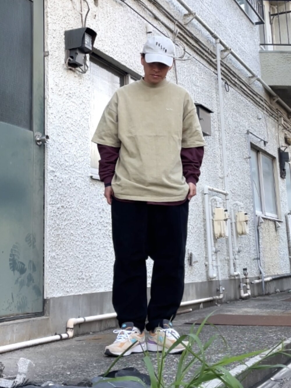 ベージュ系のスニーカー、ブラック系のその他パンツ、グリーン系のTシャツ/カットソーを着用したメンズの春コーディネートの3枚目の写真