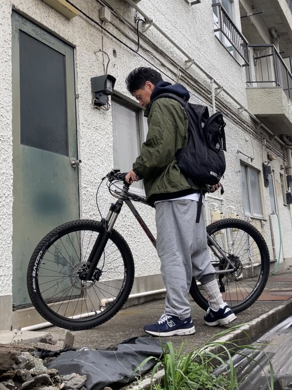 「NEW BALANCEのML2002R（スニーカー、ブルー系）」を使った、クロ🐑さん（メンズ・168cm）の春コーディネートの2枚目の写真