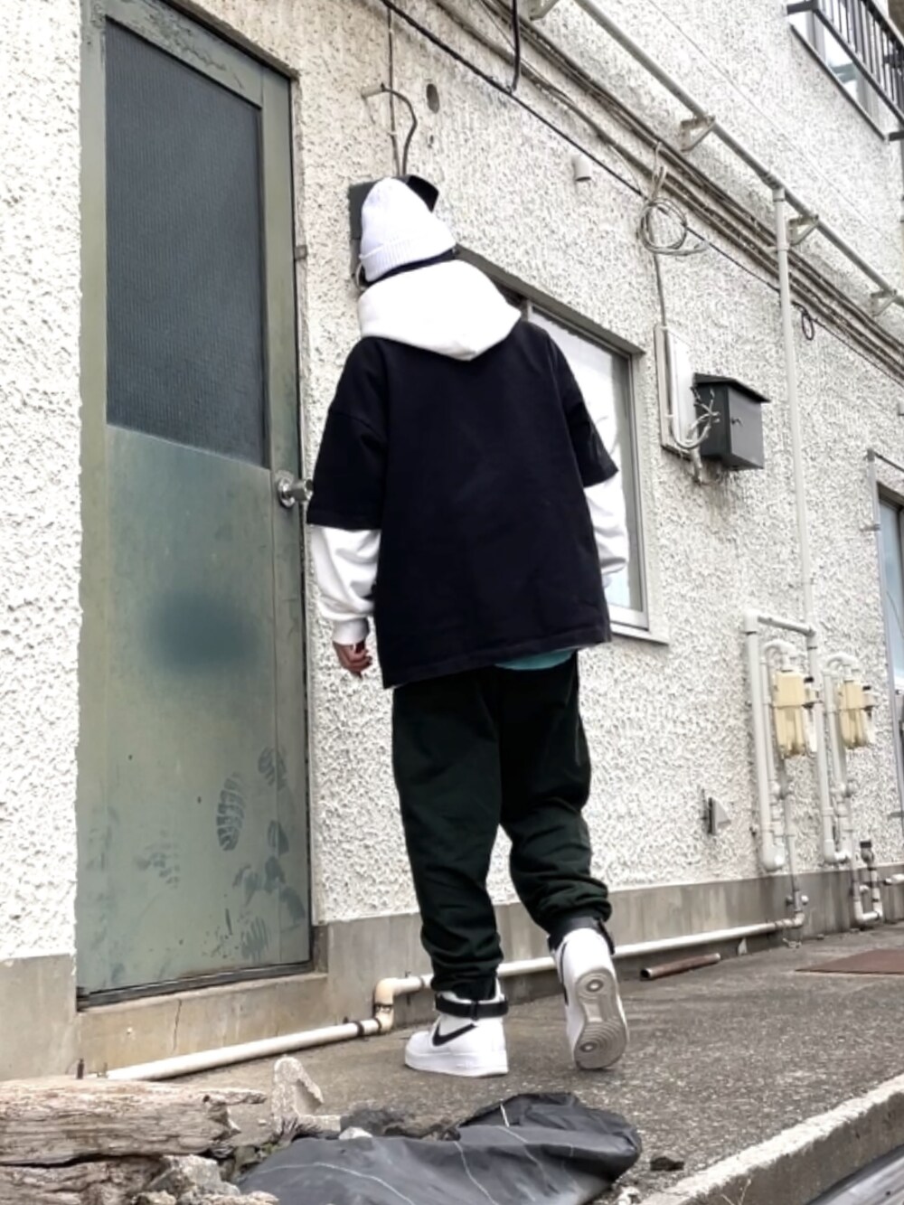 ホワイト系のスニーカー、グリーン系のその他パンツ、ブラック系のTシャツ/カットソーを着用したメンズの冬コーディネートの3枚目の写真