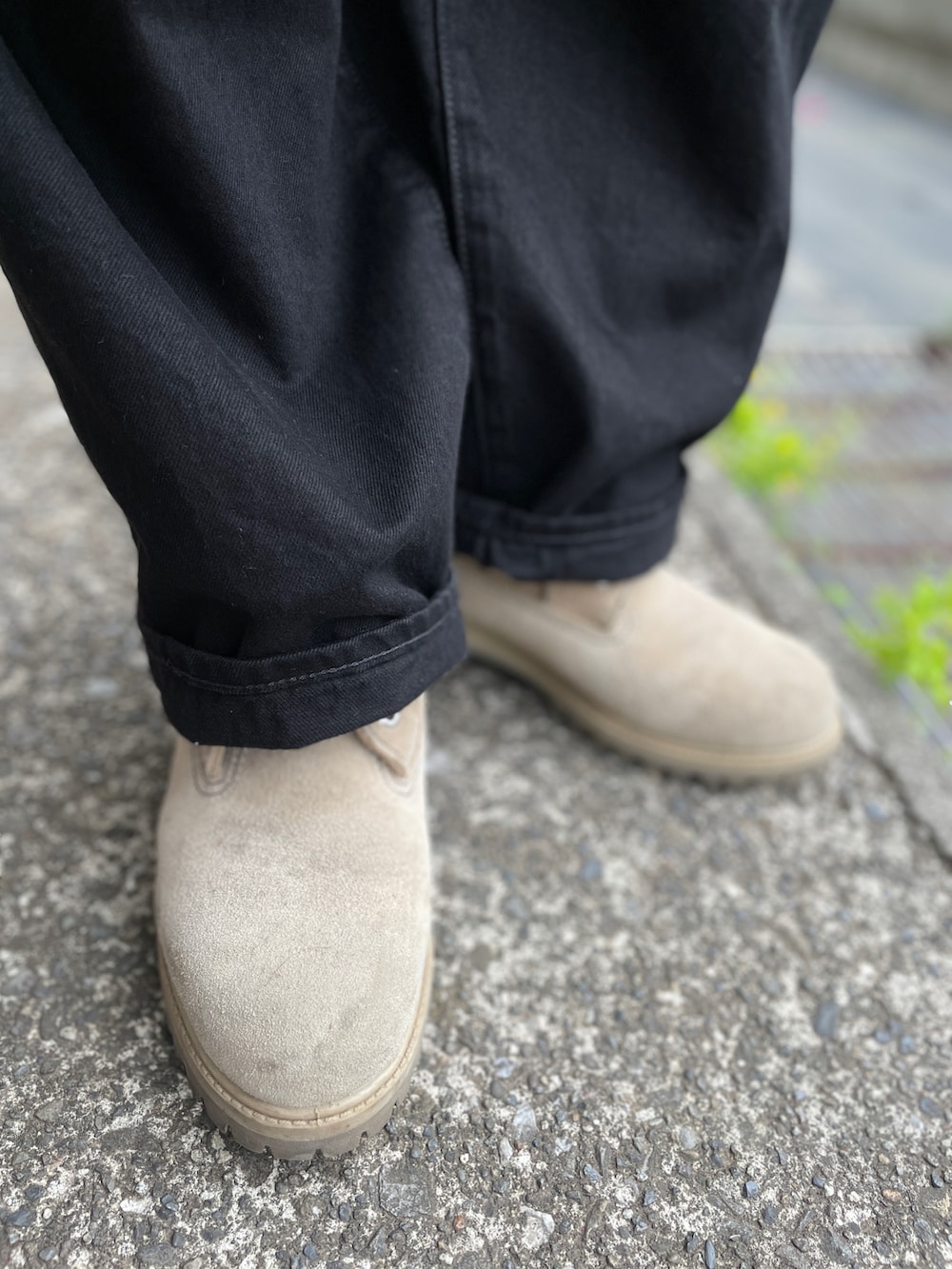 ブラウン系のシャツ/ブラウス、ブラック系のデニムパンツ、ベージュ系のブーツを着用したメンズの春コーディネートの3枚目の写真