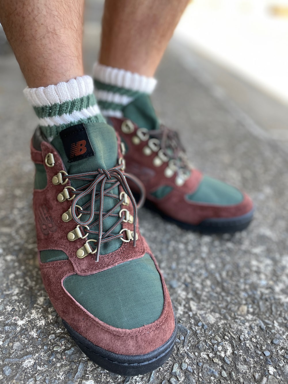 ブラウン系のスニーカー、ベージュ系のその他パンツ、グリーン系のTシャツ/カットソーを着用したメンズの春コーディネートの3枚目の写真