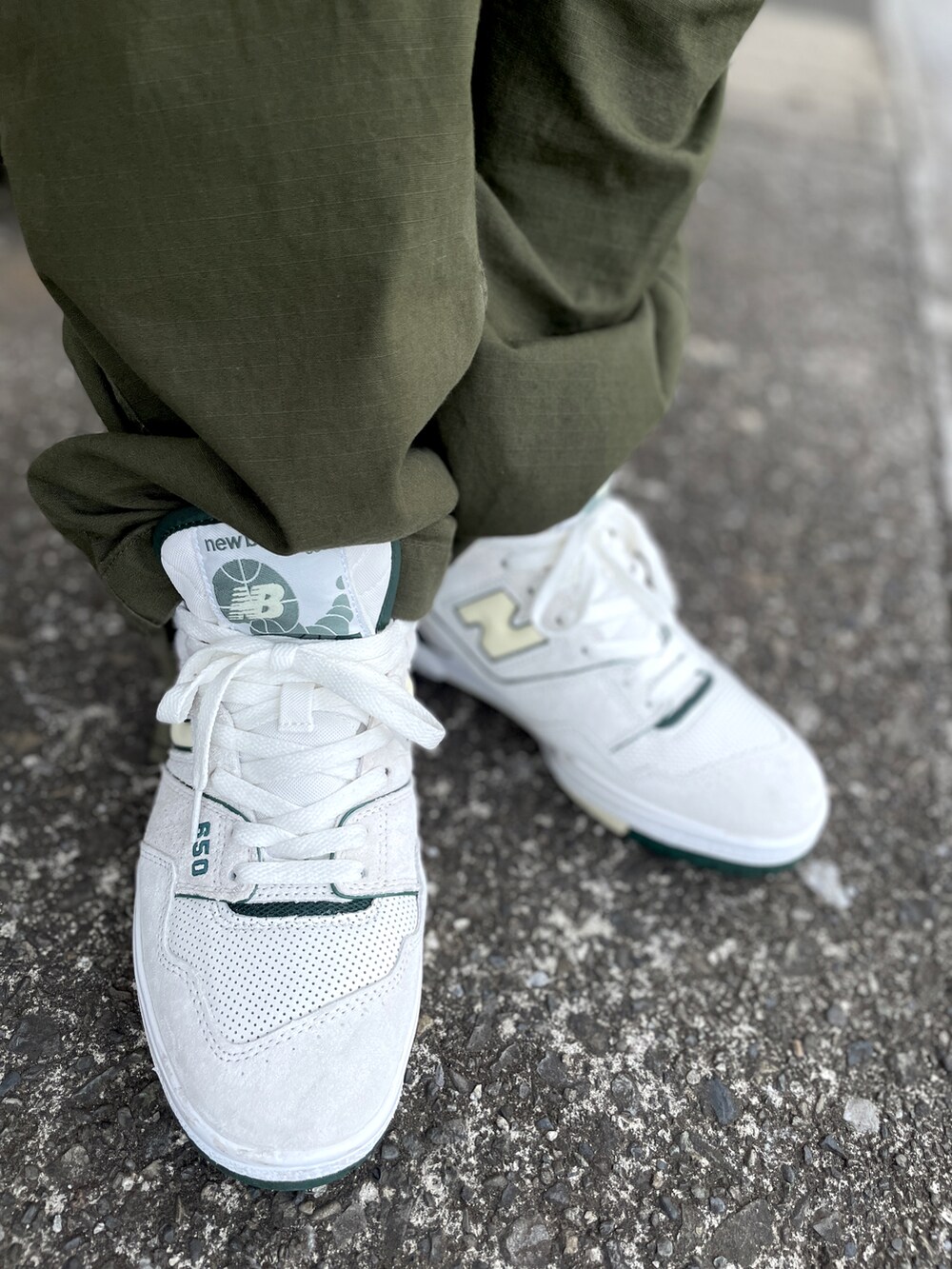 ホワイト系のスニーカー、グリーン系のカーゴパンツ、ブルー系のTシャツ/カットソーを着用したメンズの冬コーディネートの3枚目の写真