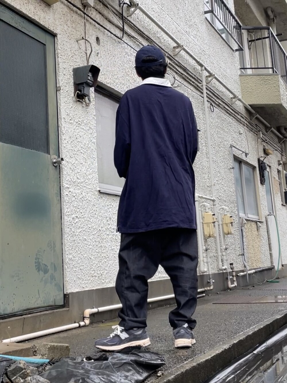 ブルー系のスニーカー、ブラック系のデニムパンツ、ブルー系のTシャツ/カットソーを着用したメンズの秋コーディネートの2枚目の写真