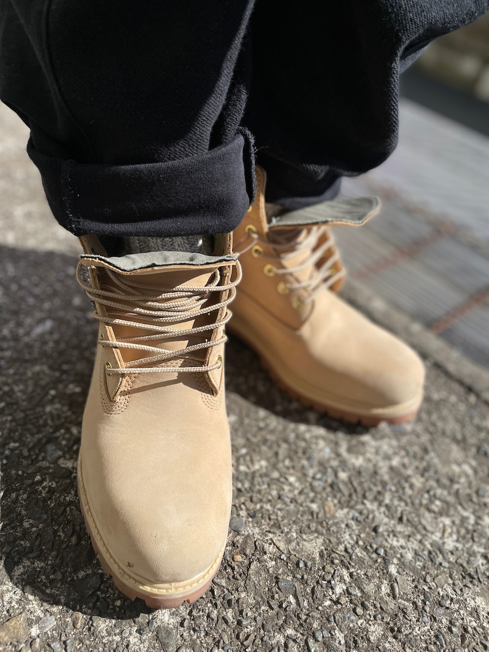 ベージュ系のブーツ、ブラック系のその他パンツ、ベージュ系のスウェットを着用したメンズの春コーディネートの3枚目の写真