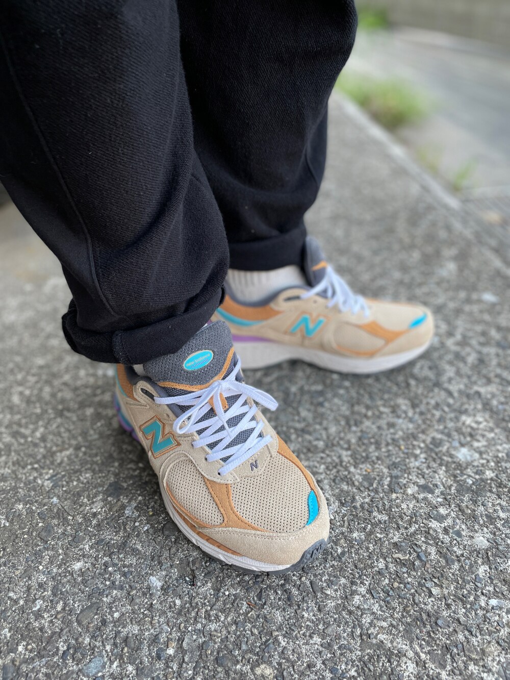 ベージュ系のスニーカー、ブラック系のその他パンツ、グリーン系のTシャツ/カットソーを着用したメンズの春コーディネートの5枚目の写真