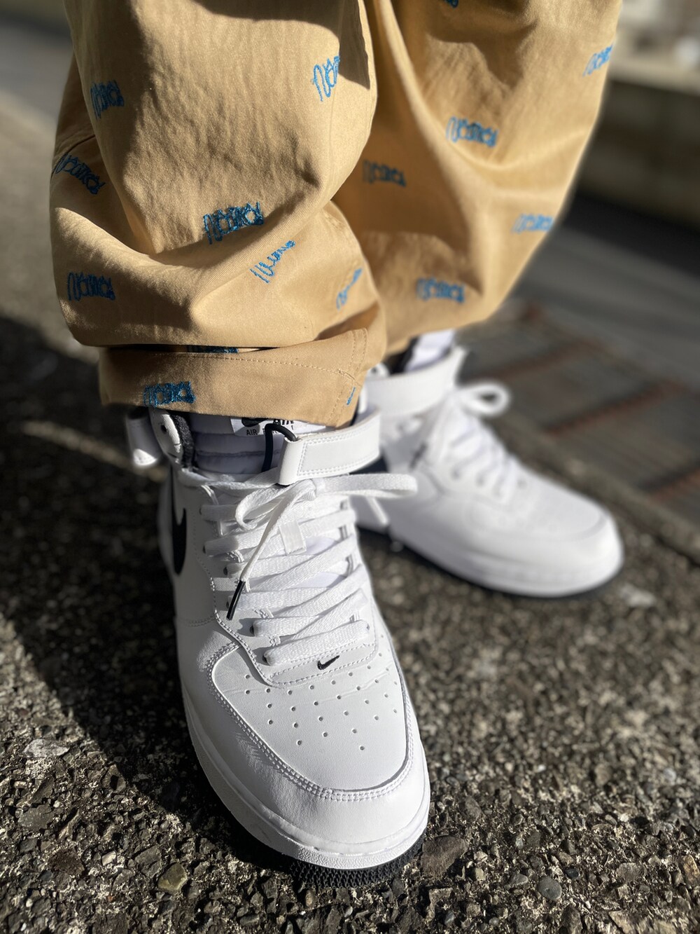 「NIKEのナイキ エア フォース 1 MID ‘07 メンズシューズ / Nike Air Force 1 Mid '07Men's Shoes＜24-30cm 展開＞（スニーカー、ホワイト系）」を使った、クロ🐑さん（メンズ・168cm）の冬コーディネートの3枚目の写真