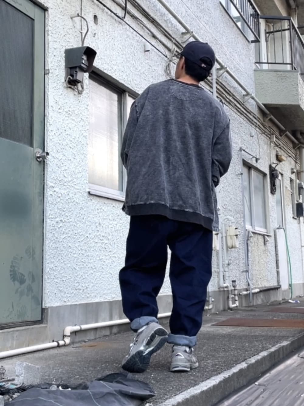「NEW BALANCEの＜New Balance（ニューバランス）＞【District】ML2002RB■■■（スニーカー、グレー系）」を使った、クロ🐑さん（メンズ・168cm）の秋コーディネートの2枚目の写真