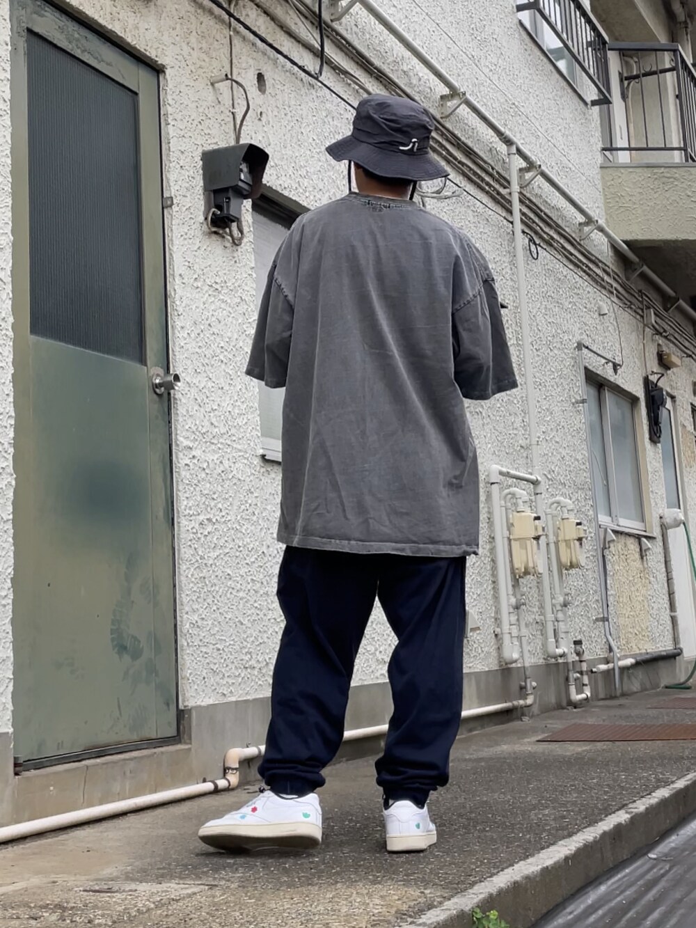 ホワイト系のスニーカー、ブルー系のスウェットパンツ、グレー系のTシャツ/カットソーを着用したメンズの夏コーディネートの2枚目の写真