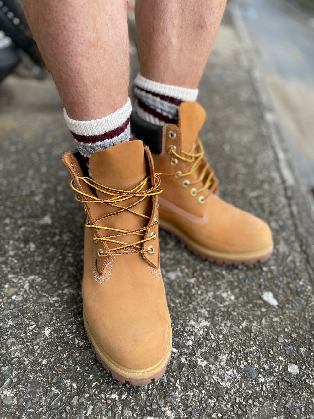 イエロー系のブーツ、ブルー系のその他パンツ、ブルー系のTシャツ/カットソーを着用したメンズの夏コーディネートの3枚目の写真