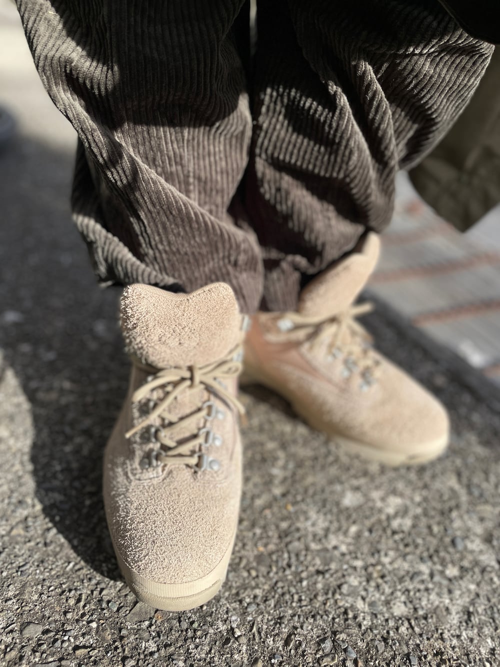 ベージュ系のブーツ、グリーン系のその他パンツ、グリーン系のモッズコートを着用したメンズの冬コーディネートの3枚目の写真