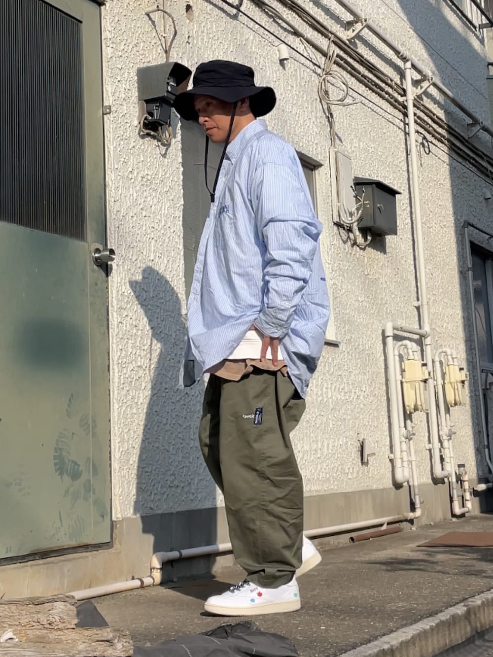 ホワイト系のスニーカー、グリーン系のその他パンツ、その他のシャツ/ブラウスを着用したメンズの冬コーディネートの2枚目の写真