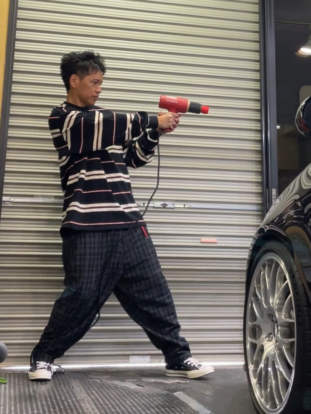 「チェック、コンバース、ボーダー、チェックパンツ、ハイカットスニーカー、赤黒、赤黒ボーダー、赤黒コーデ、赤白帽、ケツダボ、赤黒コラボ」｜「CT70s Hi "I ★ NY"のCONVERSE - Chuck Taylor 70s Hi "I ★ NY"（スニーカー、ブラック系）」を使った、クロ🐑さん（メンズ・168cm）の秋コーディネートの2枚目の写真