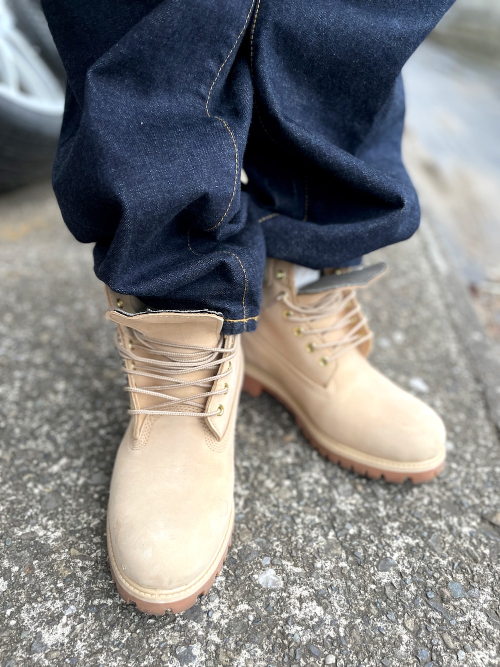 ベージュ系のブーツ、ブルー系のデニムパンツ、グレー系のTシャツ/カットソーを着用したメンズの夏コーディネートの3枚目の写真