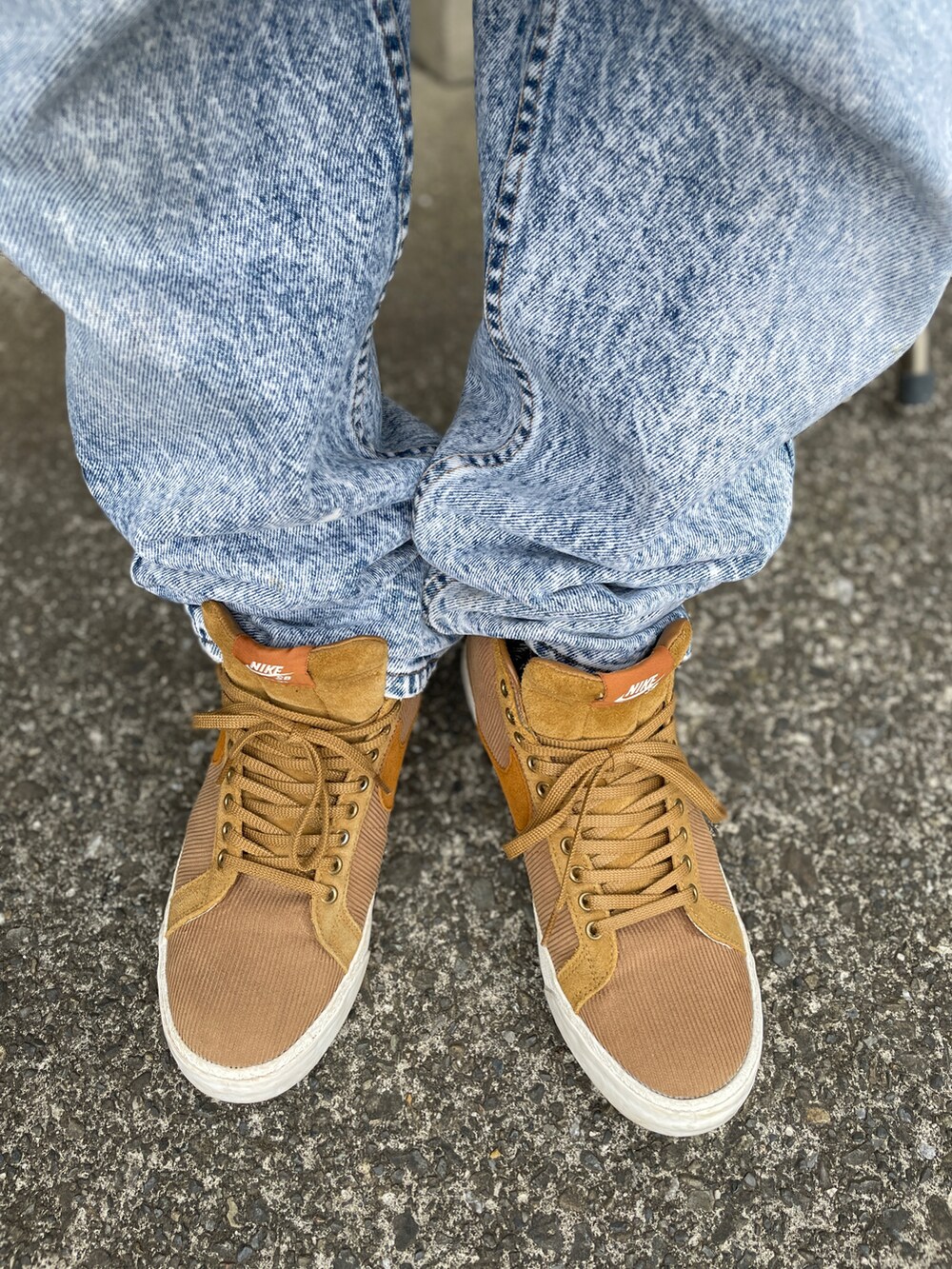 ブラウン系のスニーカー、ブルー系のデニムパンツ、ホワイト系のTシャツ/カットソーを着用したメンズの春コーディネートの5枚目の写真