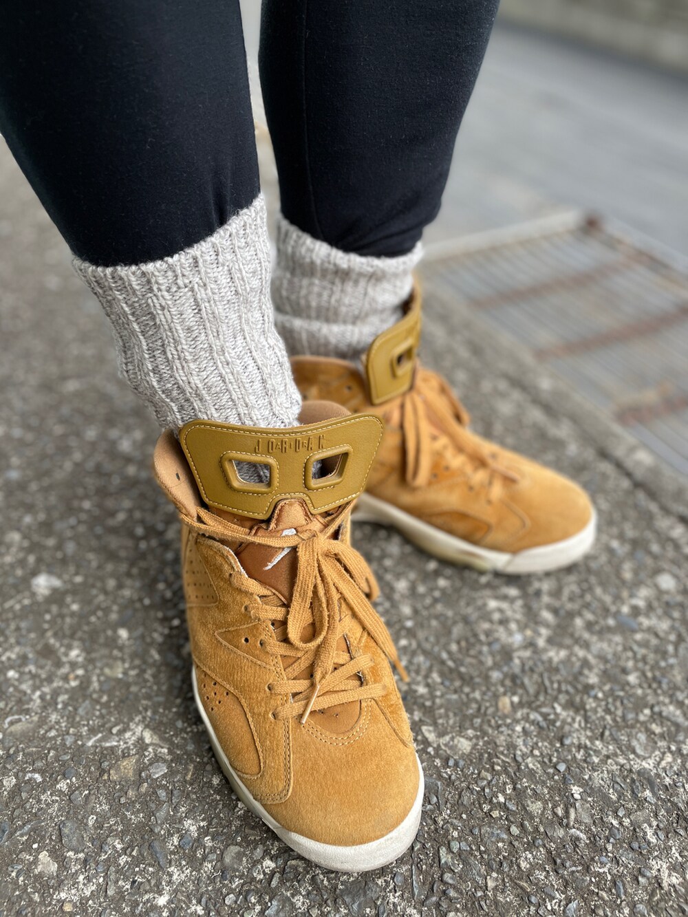 ブラウン系のスニーカー、ベージュ系のその他パンツ、ブルー系のトップスを着用したメンズの冬コーディネートの3枚目の写真