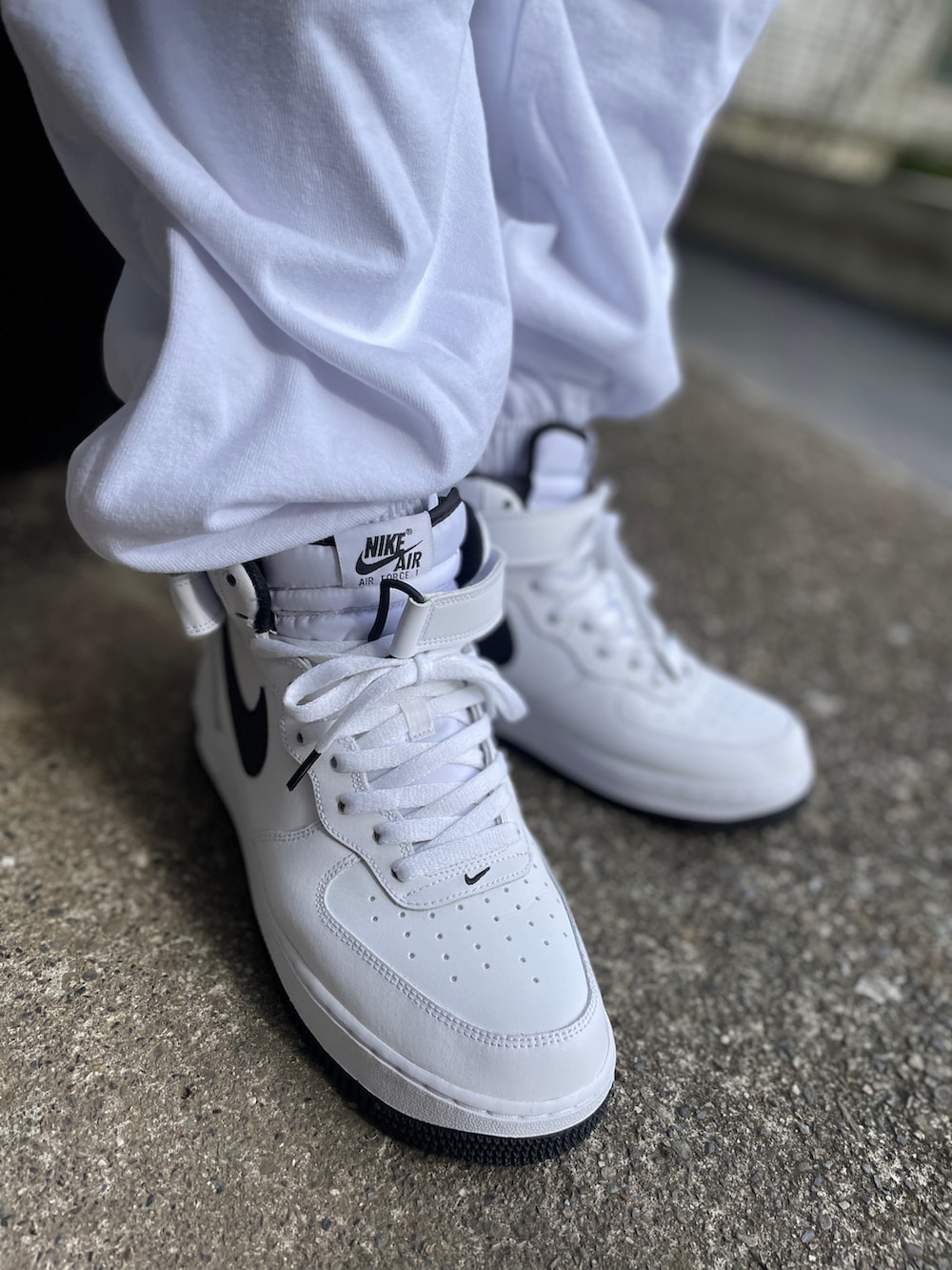 ホワイト系のスニーカー、ホワイト系のスウェットパンツ、ブルー系のTシャツ/カットソーを着用したメンズの秋コーディネートの3枚目の写真