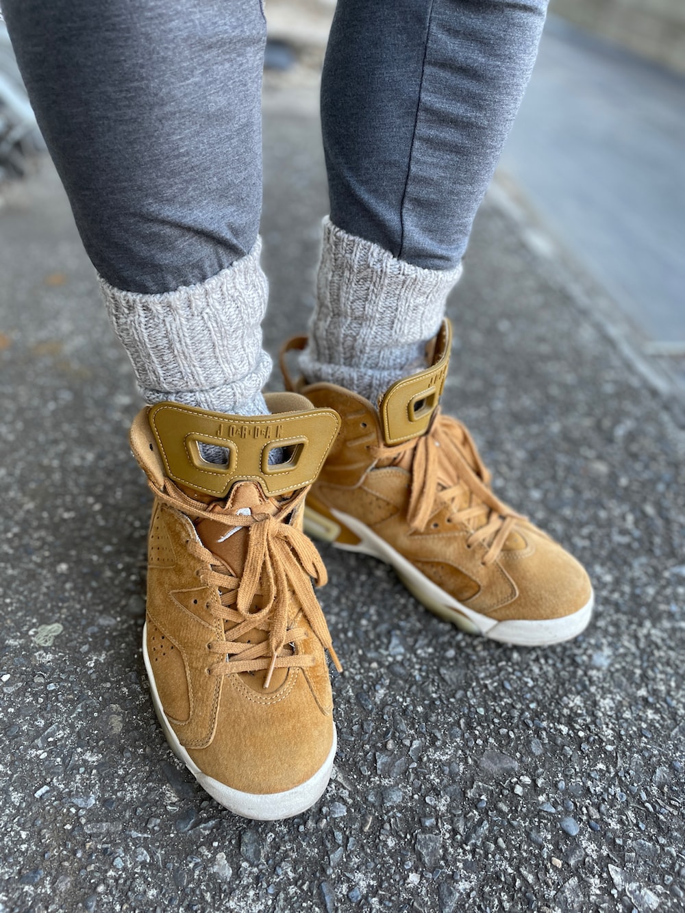 ブラウン系のスニーカー、ブルー系のその他パンツ、ブラウン系のTシャツ/カットソーを着用したメンズの春コーディネートの3枚目の写真