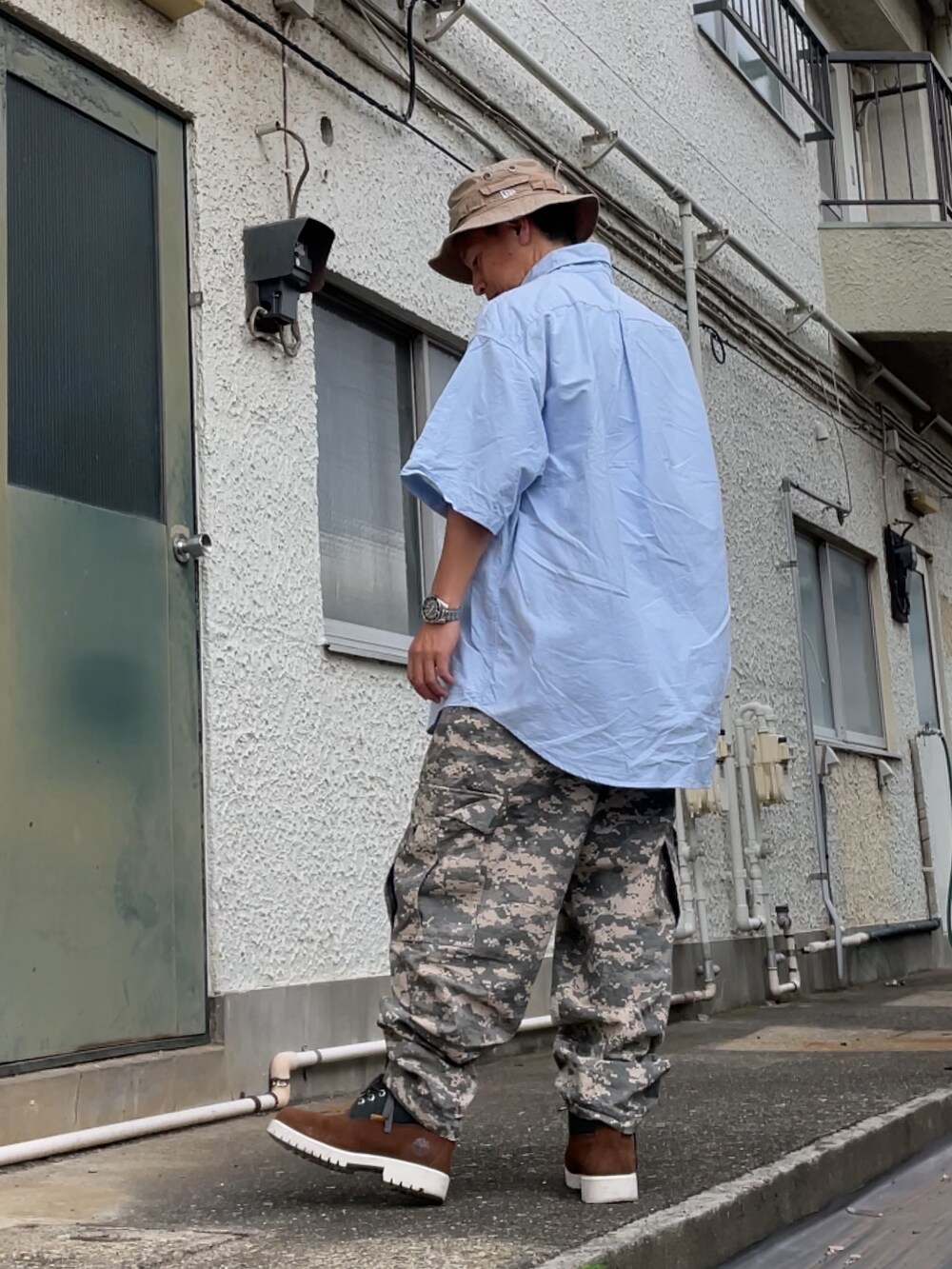 ブラウン系のブーツ、グリーン系のカーゴパンツ、ブルー系のシャツ/ブラウスを着用したメンズの夏コーディネートの2枚目の写真