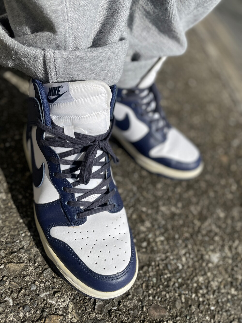 ブルー系のスニーカー、グレー系のその他パンツ、ホワイト系のTシャツ/カットソーを着用したメンズの秋コーディネートの3枚目の写真