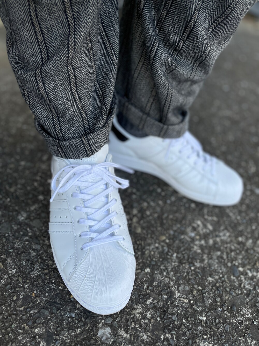 「adidas Originalsの【別注】 ＜adidas Originals＞ SUPERSTAR 82/スニーカー（スニーカー、ホワイト系）」を使った、クロ🐑さん（メンズ・168cm）の冬コーディネートの3枚目の写真