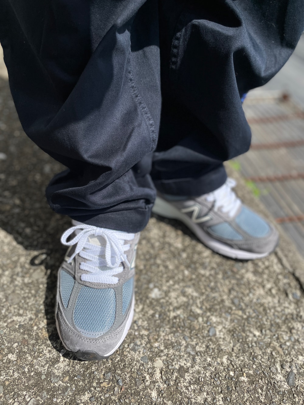 ブルー系のシャツ/ブラウス、ブルー系のチノパンツ、グレー系のスニーカーを着用したメンズの夏コーディネートの3枚目の写真