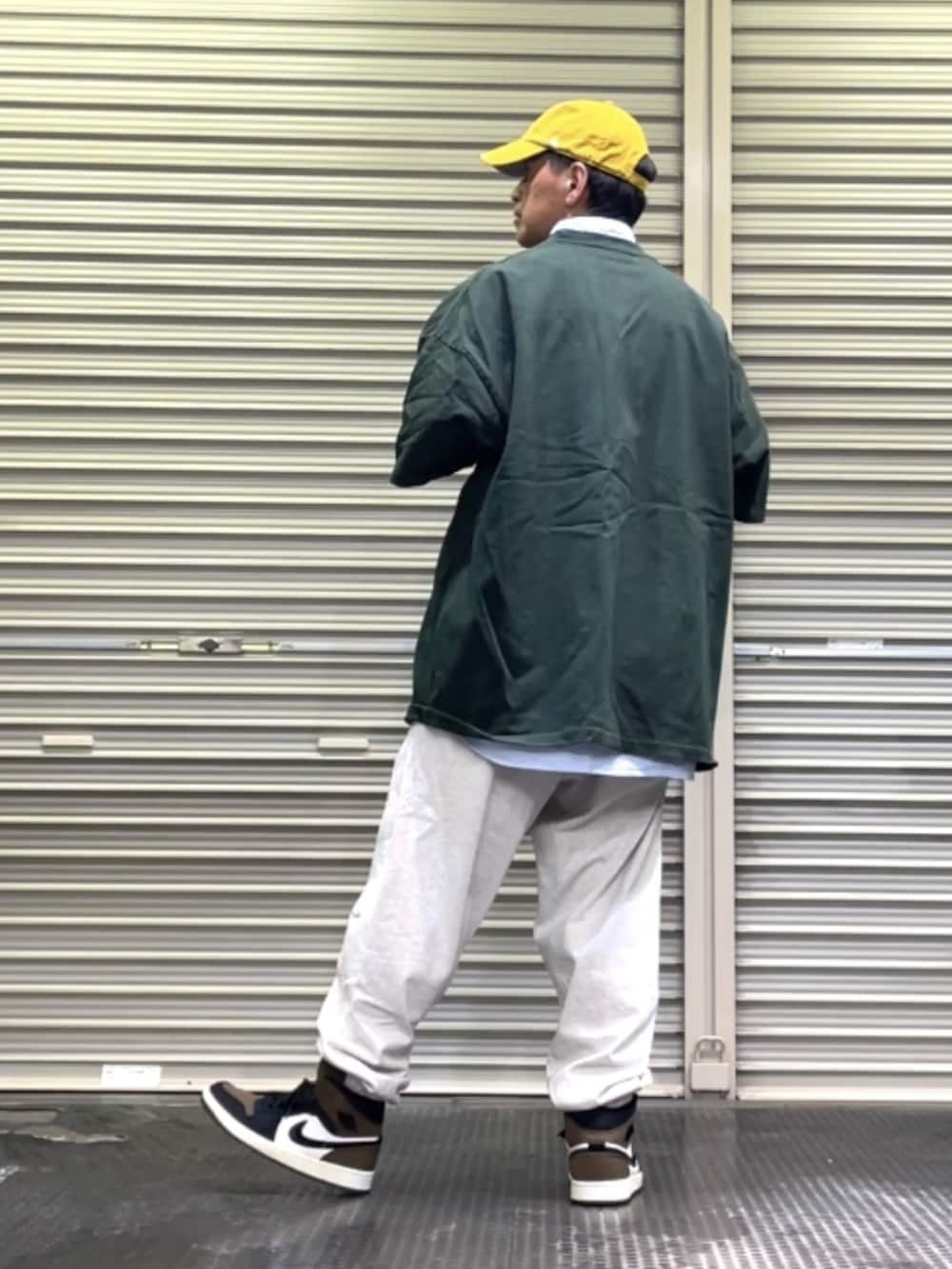 ブラウン系のスニーカー、グレー系のその他パンツ、グリーン系のTシャツ/カットソーを着用したメンズの秋コーディネートの2枚目の写真