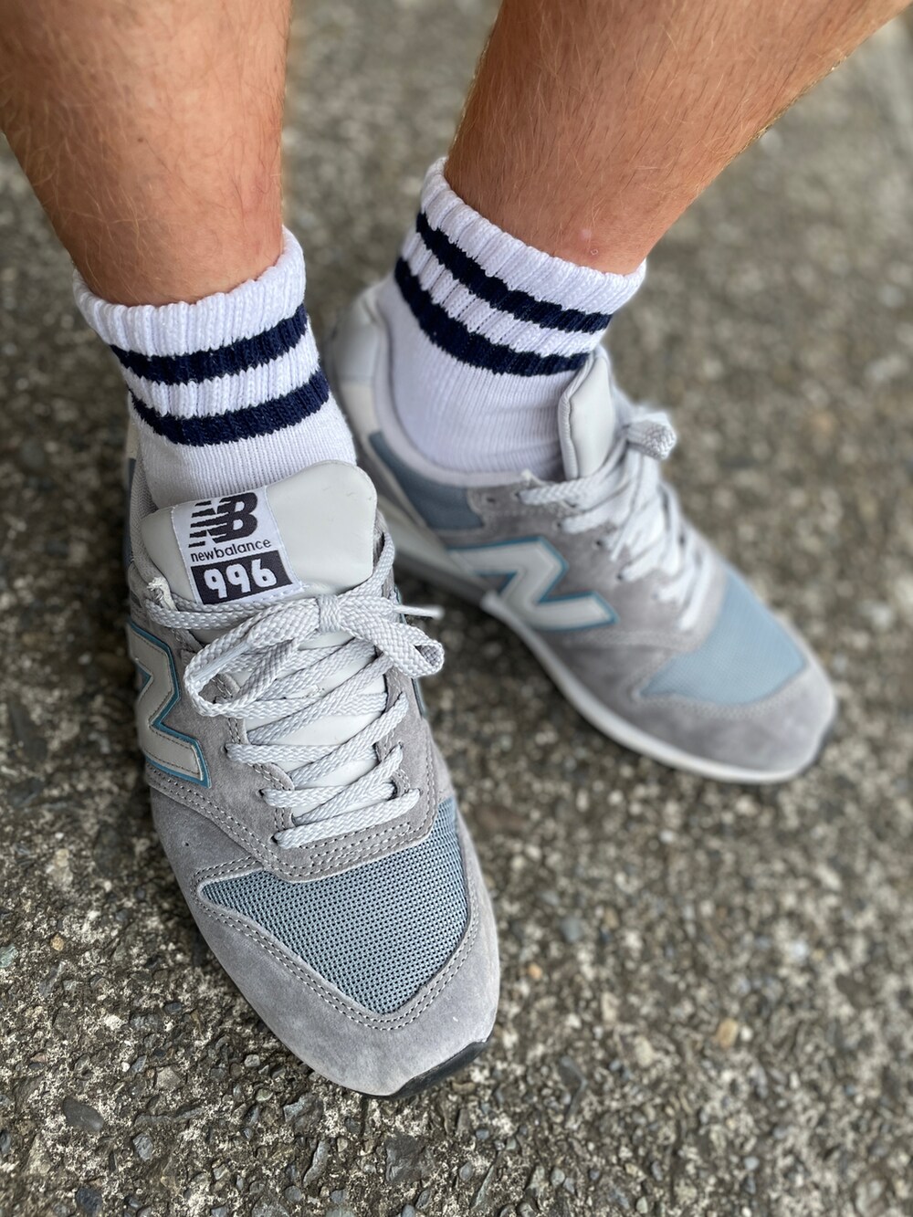 グレー系のスニーカー、ブルー系のカーゴパンツ、グレー系のTシャツ/カットソーを着用したメンズの夏コーディネートの2枚目の写真