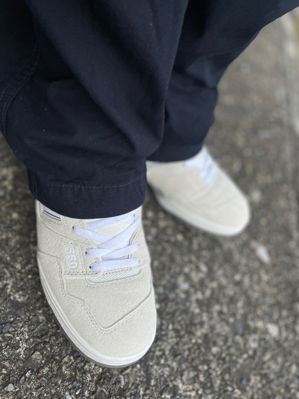 ブルー系のカーゴパンツ、グレー系のTシャツ/カットソー、ホワイト系のスニーカーを着用したメンズの秋コーディネートの3枚目の写真